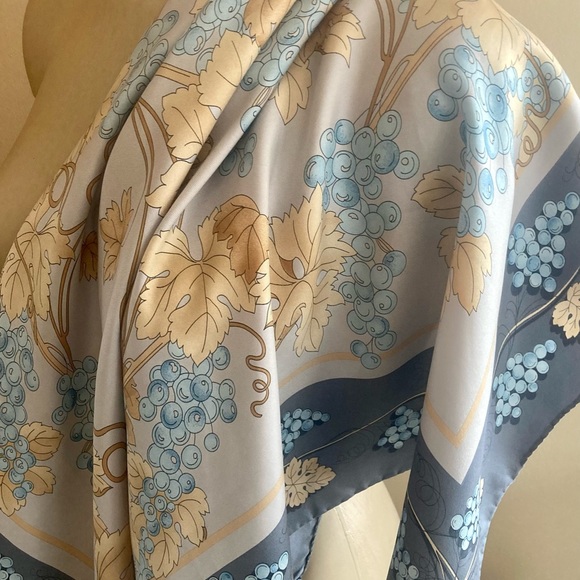 TORRES silk scarf. Made in Italy. Grape motif - Picture 3 of 10